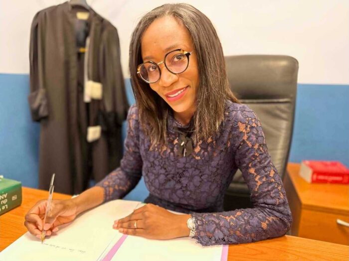 Laetitia Niamba reçoit dans sont cabinet à Clichy la garenne dans le département du 92.